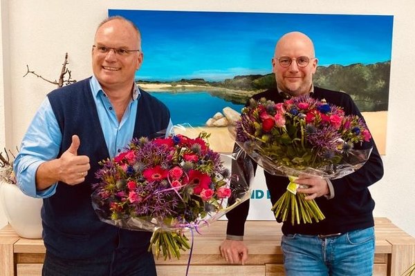 Gebroeders Hans en Chris Kremer met bloemen.jpg